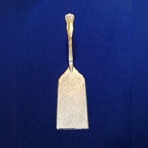 Vintage silver plated lasagna server with serrated edges, 11 1/2” x 2 1/2”